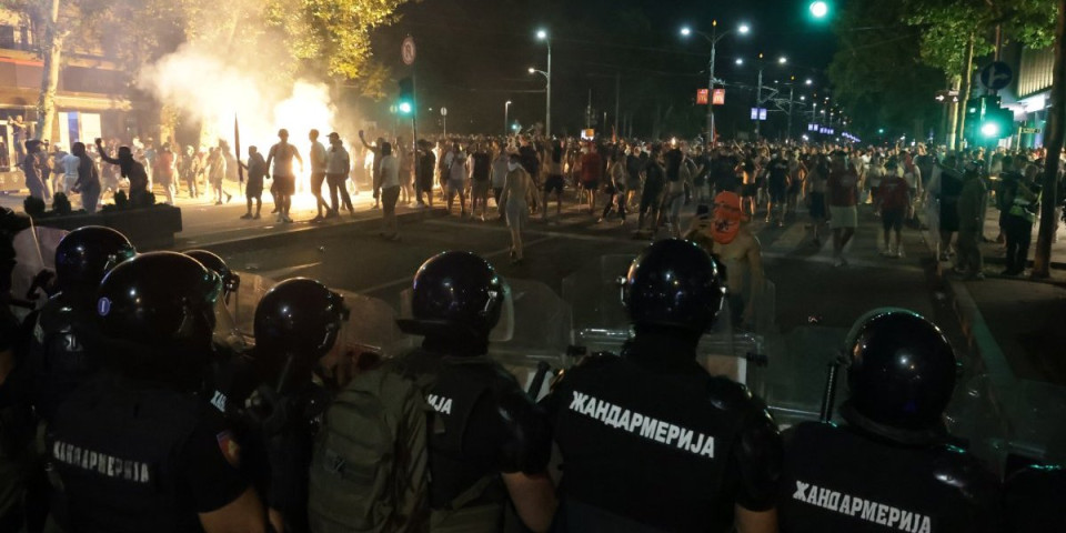 Oni bi da nam vode državu! Na Vidovdan ogoljena jedina politika blokadera - Nasilje! (FOTO)