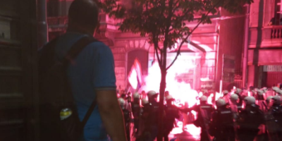 Nakon što su završili protest na Slaviji, grupa radikalizovanih blokadera, sa majicama preko lica i hirurškim maskama, zapalila je centar Beograda!