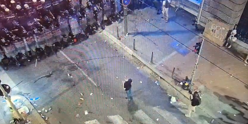 (VIDEO) Ovako je počelo! Signal sa N1, a onda rulja kreće u napad na policiju!