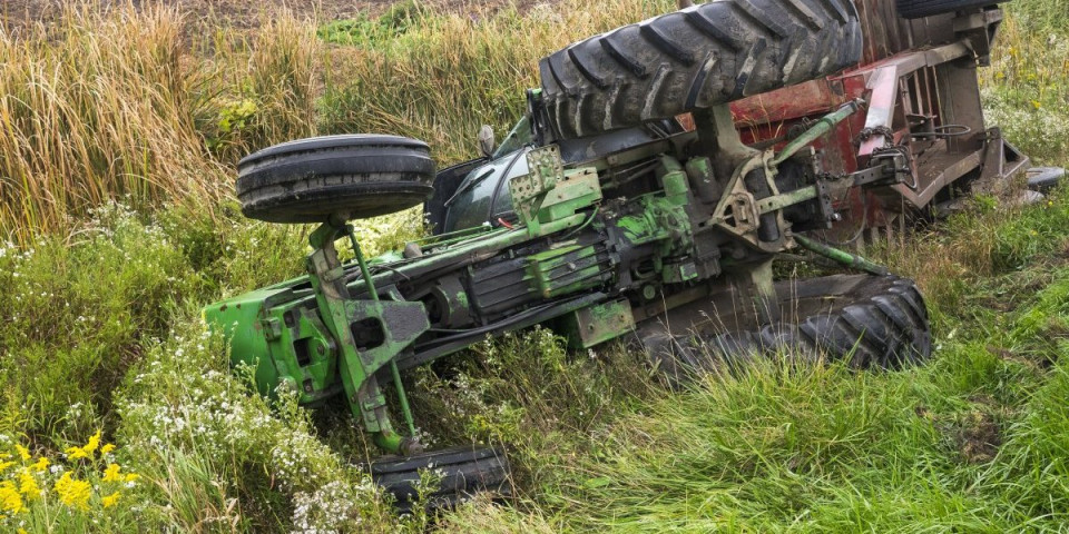 Užas u Čačku: Mladić (21) teško povređen kad se prevrnuo traktor