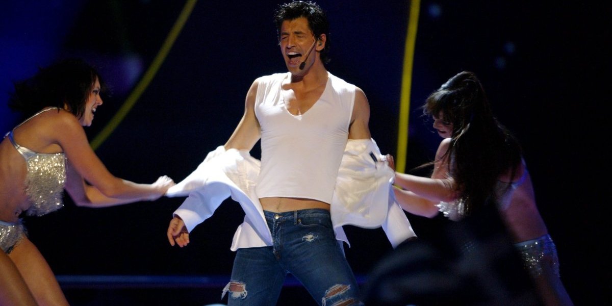 Seksi skandal na sceni: Pevaču pukle pantalone na međunožju (VIDEO)