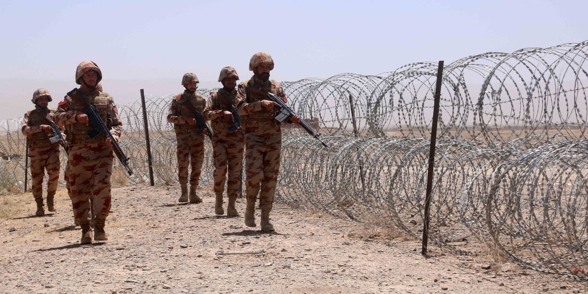 Napad bombaša samoubice, 16 vojnika poginulo, više od 29 povređeno, medju njima i deca (FOTO)