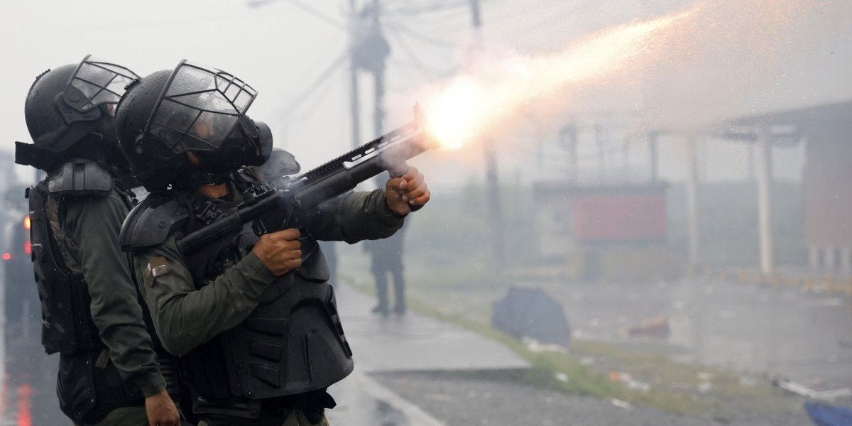 Neredi u Francuskoj! Bande napale ljude na autoputu, pa se sukobile s policijom, ima povređenih! (VIDEO)