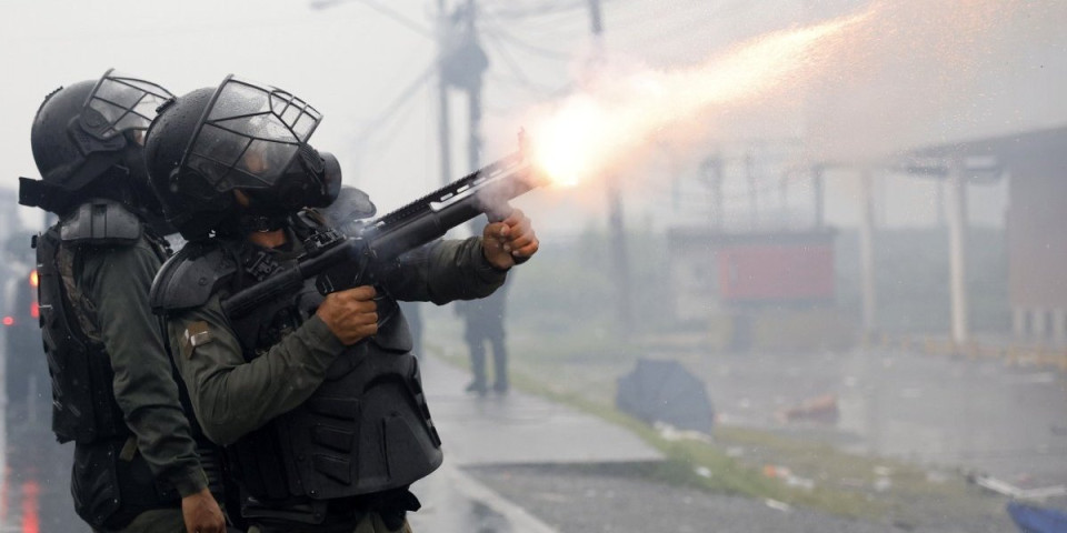 Neredi u Francuskoj! Bande napale ljude na autoputu, pa se sukobile s policijom, ima povređenih! (VIDEO)