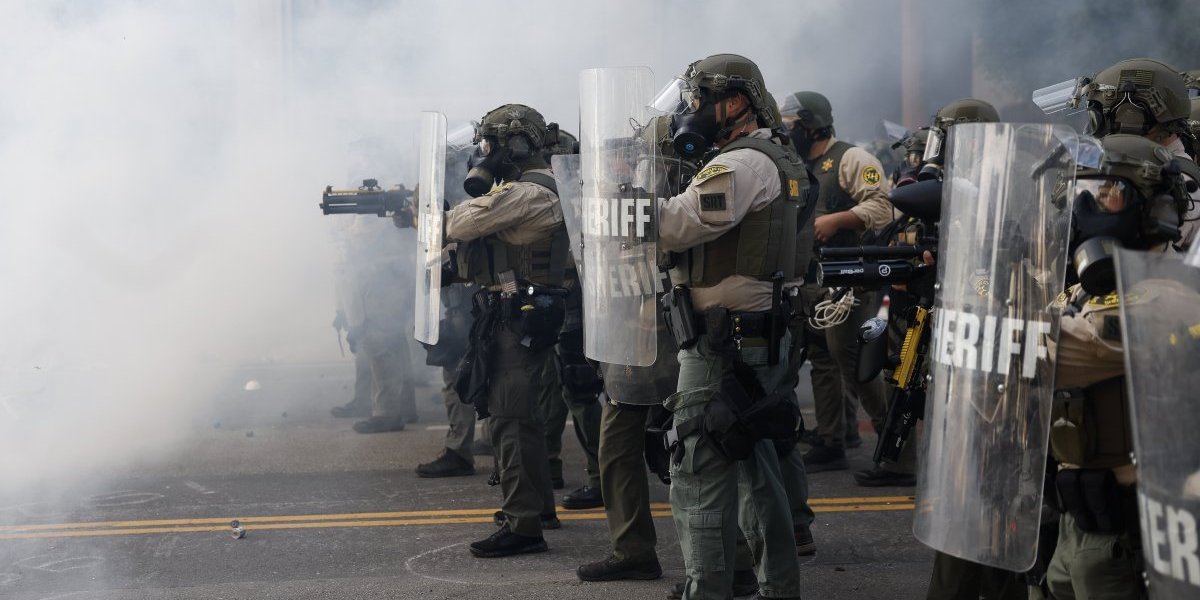 Suzavac i vodeni topovi: Ovako su se u Sloveniji obračunavali sa demonstrantima (VIDEO)