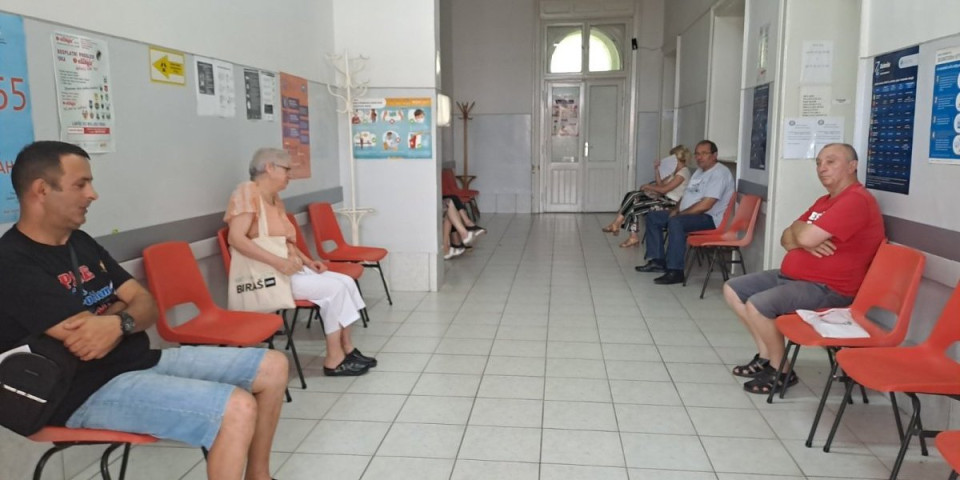 Usijani telefoni Hitne službe u Kikindi: Protiv ovoga nemaju leka