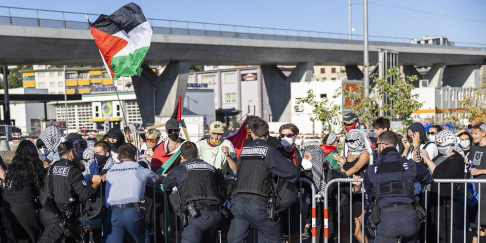 Drama: Navijač mahao zastavom Palestine ispred košarkaša Izraela (VIDEO)