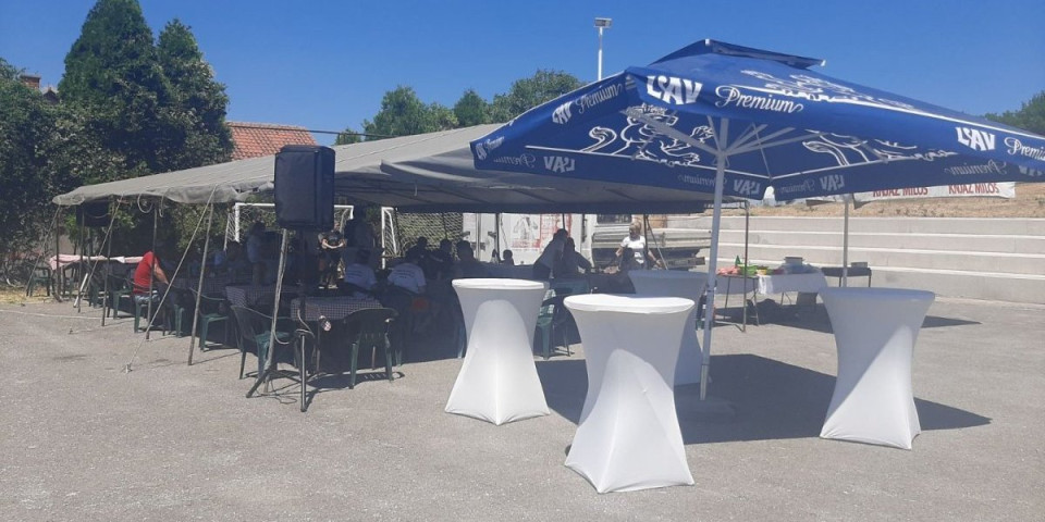 Šta se ovde lepo sprema: Lipovac kod Topole zove na ručak!