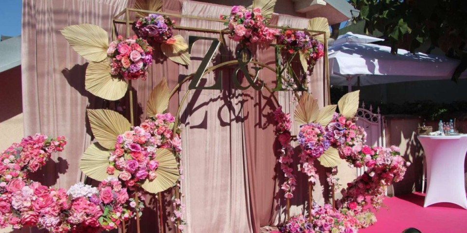 Goste Zorice i Kemiša na stolu sačekalo iznenađenje - Mladenci im se obratili ovim rečima (FOTO)