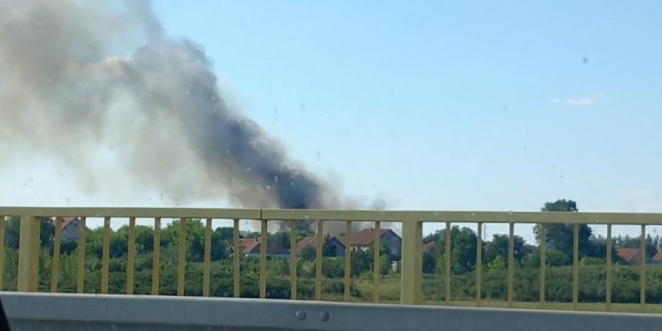 Palili rastinje, pa vatra zahvatila deponiju: Veliki požar u Plandištu (FOTO)