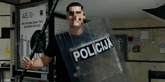 Sramni snimci sa fakulteta otkrivaju istinu: Blokaderi se hvale napadima - otimali štitove i jakne policiji (FOTO)