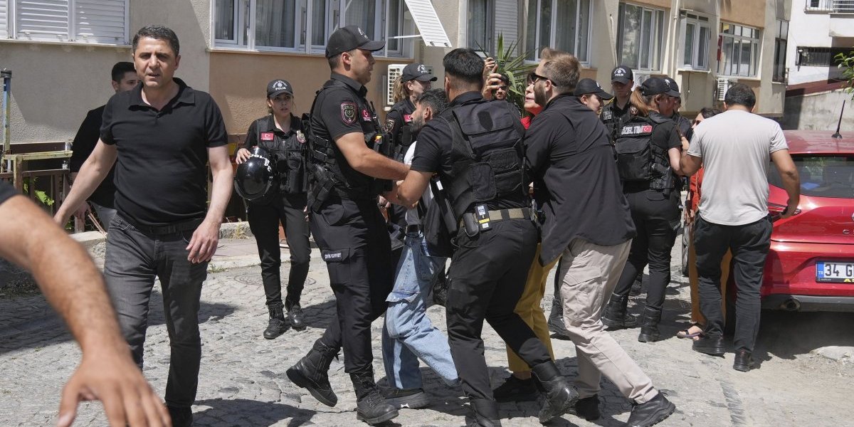 Haos na ulicama Istanbula, turska policija zavodi red: Najmanje 30 uhapšenih na zabranjenoj Gej paradi (FOTO/VIDEO)