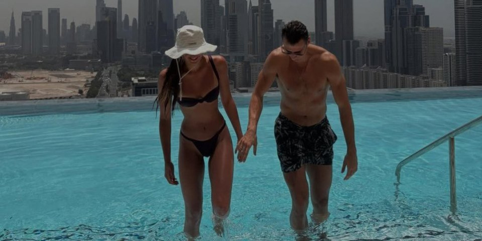 Seksi crvena haljina, dubok dekolte, gola leđa: Najlepša srpska odbojkašica pokazala zavidnu figuru (VIDEO)