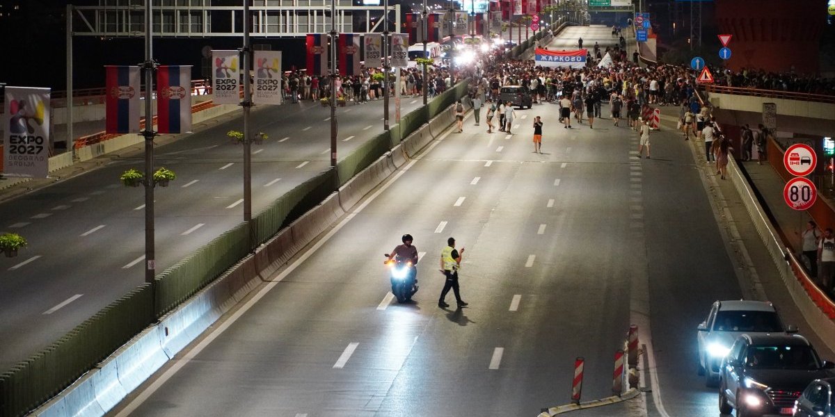 Dobro pogledajte ove scene: Zamislite kako bi Srbija izgledala kada bi ovakvi došli na vlast (VIDEO)