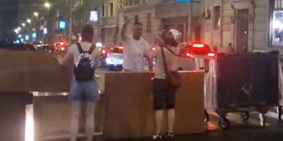 Scena za nevericu dogodila se večeras na jednoj od barikada u Beogradu. Blokaderi su brutalno zaustavili očajnog čoveka koji je pokušao da prođe jer mu se žena porađa!