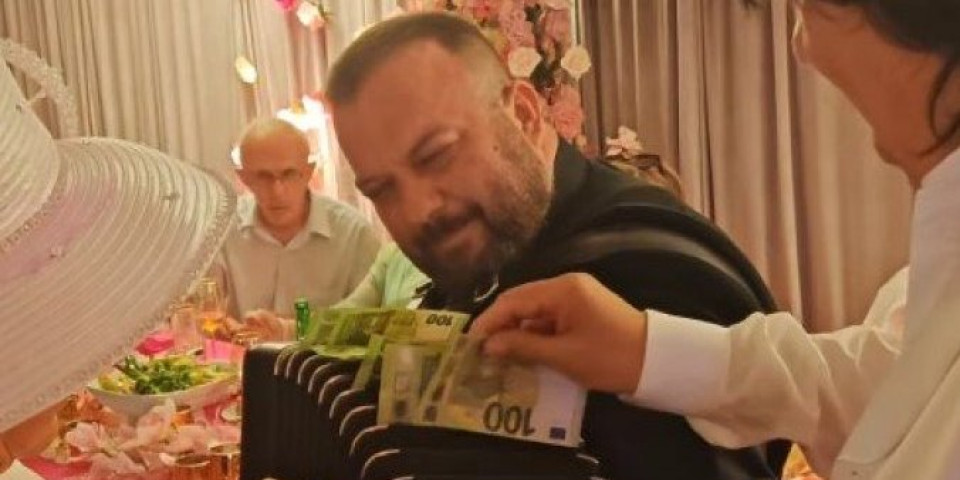 "Dobio sam plac": Harmonikaš bakšiš prima u nepokretnostima - Pijanim gostima sve uzme