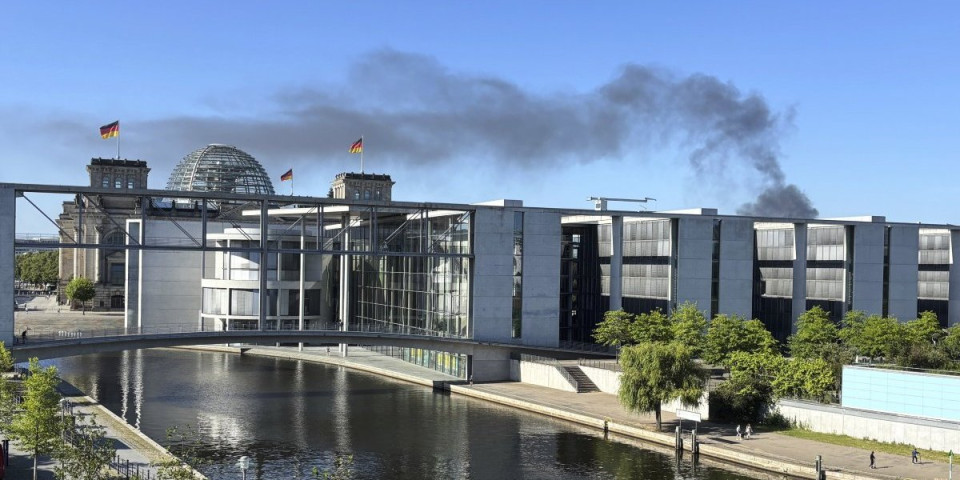 Stravične eksplozije u Berlinu: Zgrada gori, gust dim se nadvio nad gradom (VIDEO)