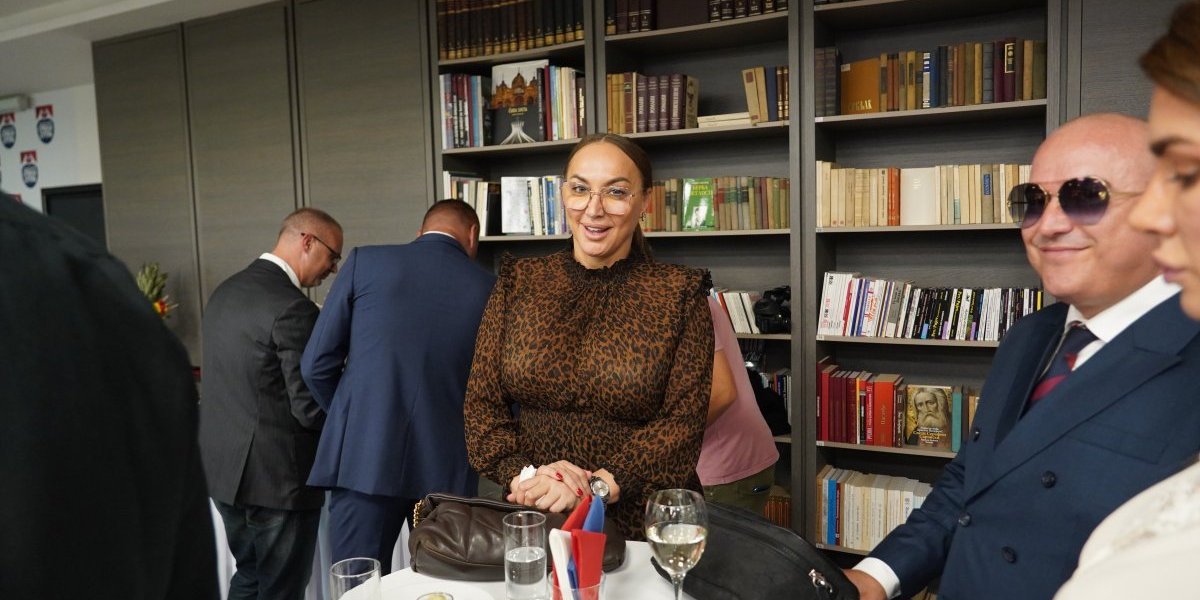 "Moj sin govori na nekom svom jeziku, velika je to muka": Pevačica odvela naslednika pod Ostrog (FOTO)