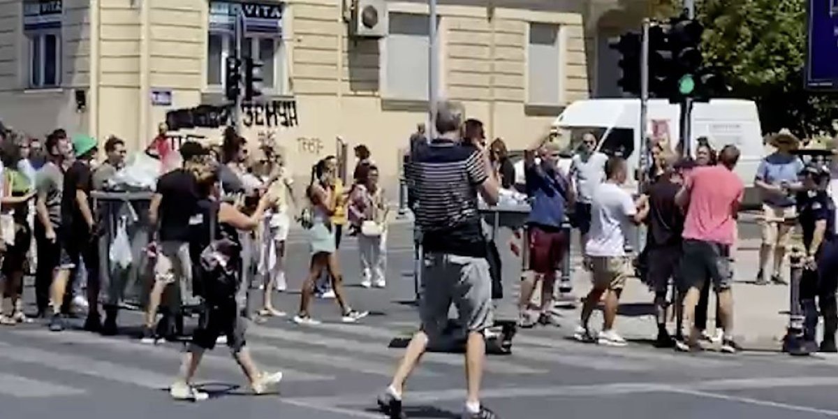 Haos u Zemunu, blokaderi teroristi uporno pokušavaju da blokiraju Glavnu ulicu - Zgubidani na sve strane prave haos (VIDEO)