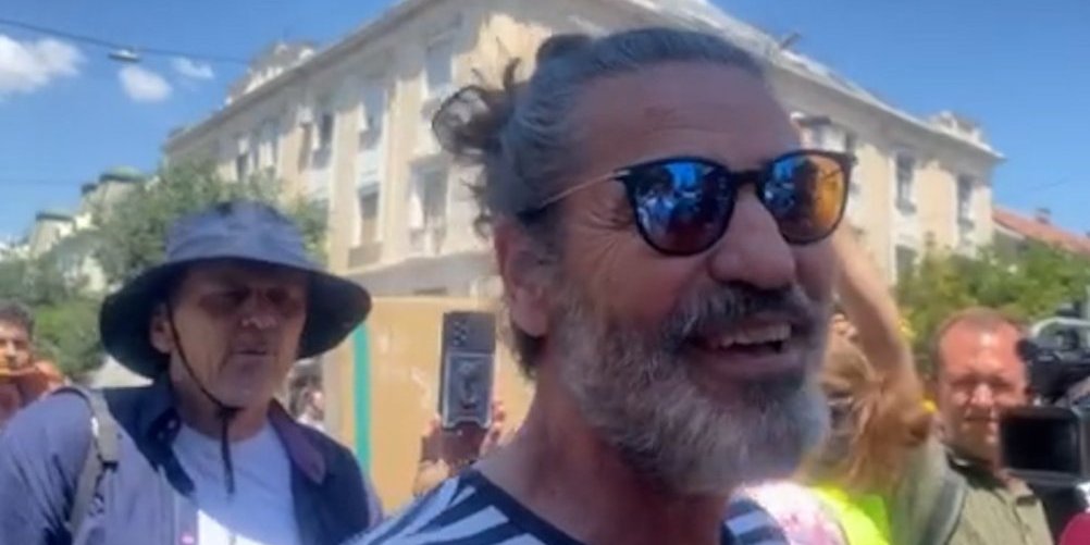 Prestrašno - Gagi, da li se ovako žali za žrtvama tragedije?! Ljudi u šoku šta je glumac uradio od sebe (VIDEO)