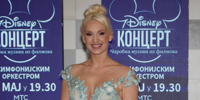 Anja Mit u petom mesecu na sceni - Glumica ponosno istakla trudnički stomak (VIDEO)