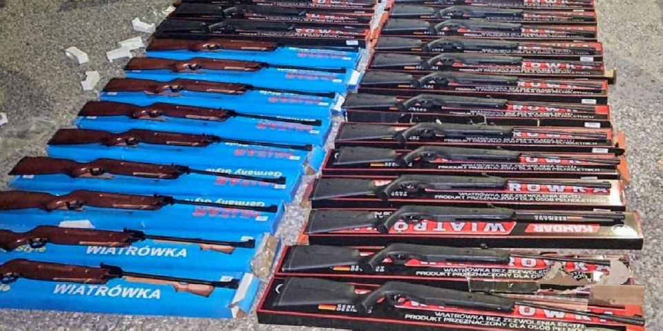 U kombiju pronađeno 27 pušaka: Na njemu pisalo da prodaju suncobrane (FOTO)