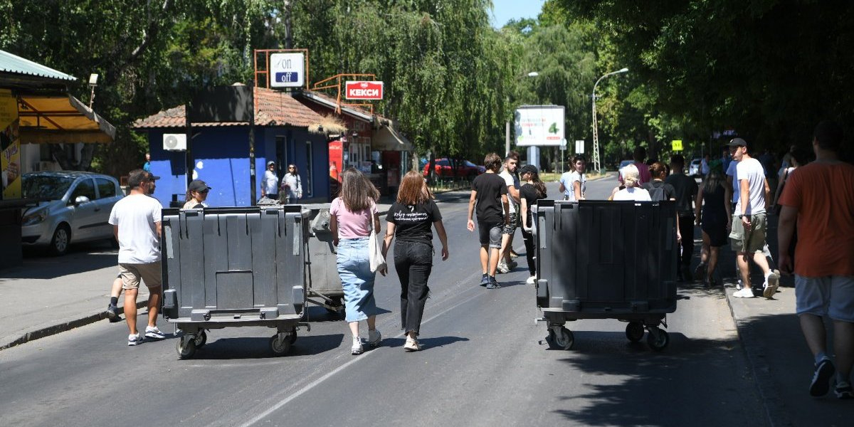 "Bilo bi glupo da ne posetite i sredite fasadu..." Blokaderi otvoreno pozivaju na uništavanje prostorija SNS (FOTO)