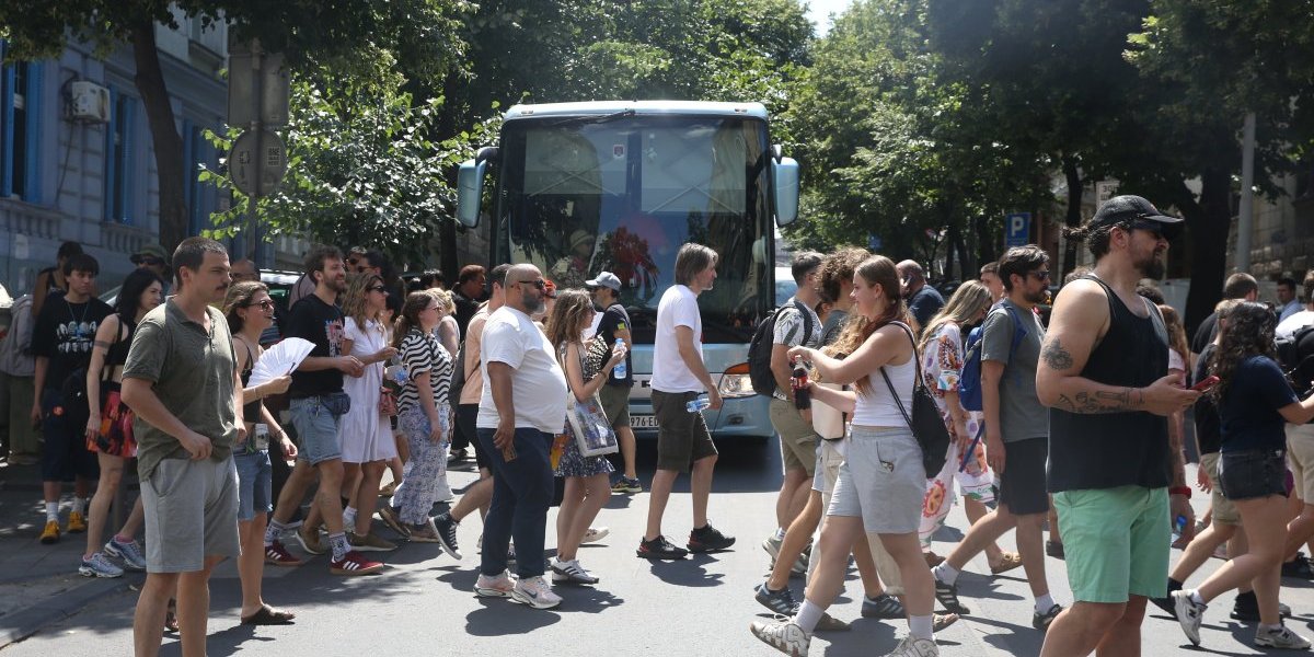 Nasilnik u nebranom grožđu: Pogledajte kako je srpski domaćin prevaspitao vandala (VIDEO)