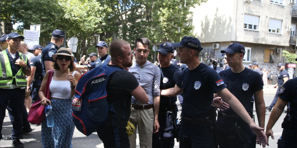 Slika i prilika blokadera - Postavljao kontejnere, video policiju pa krenuo da beži - Nađena mu droga