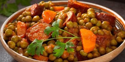 Kafanski grašak spada među najvoljenija tradicionalna jela u Srbiji, cenjen zbog punog ukusa i lake pripreme, a poseban ukus mu daje dimljena slanina ili pančeta.