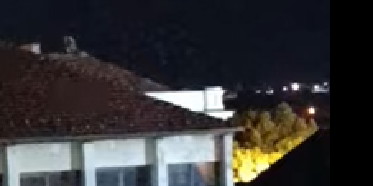 Uznemirujuće: Grupa dece "mesečari" po krovu škole (VIDEO)