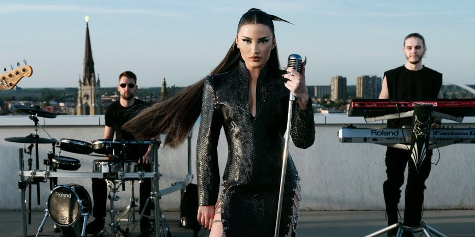 Pevačica bez gornjeg dela kupaćeg: Skroz se skinula na moru, mesnata guza bode oči (FOTO)