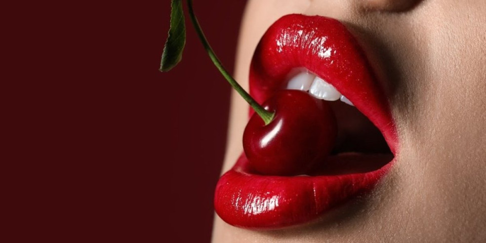 Kako da šminkom povećate usne bez igle i filera: Video influenserke koji je zapalio Instagram (VIDEO)