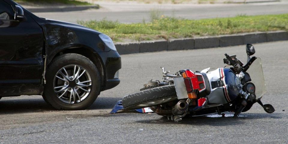 Užas na Sitoniji: Srbin kolima ubio ženu na motoru