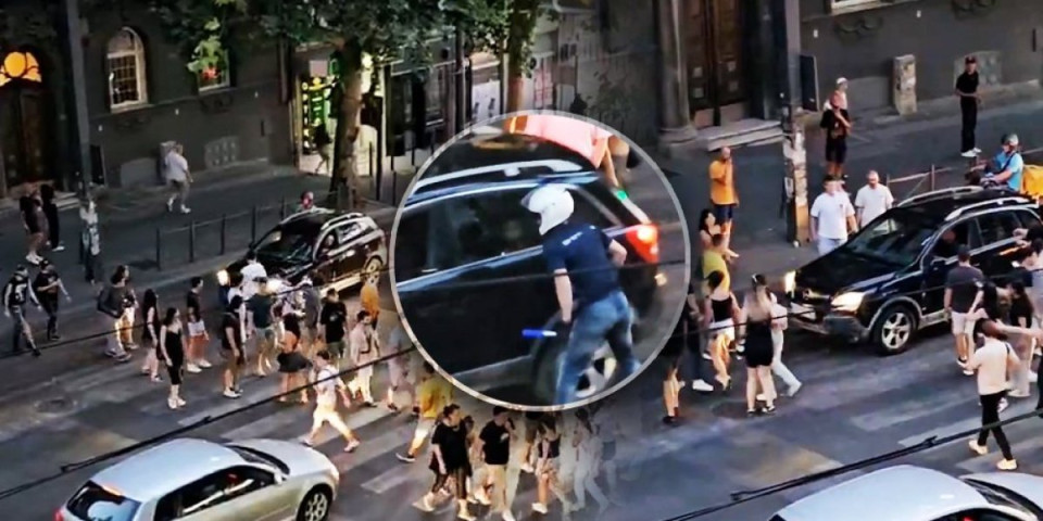 Jezivo blokadersko nasilje! Nasrću na ljude u nevolji, koji voze najmilije u bolnicu - zaleću se na automobile i pljuju! (VIDEO)