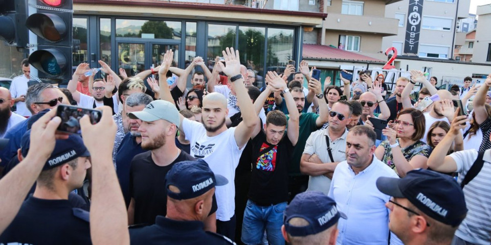 Još jedno zlodelo blokadera: Izgrebali auto novinaru (FOTO)