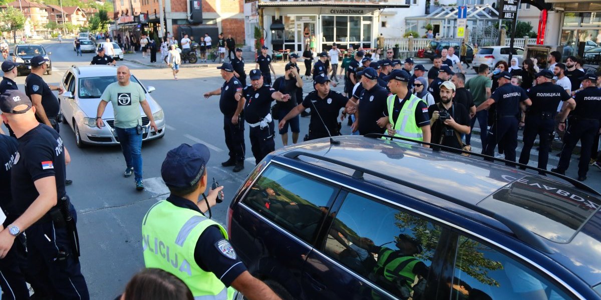 Policija traga za nasilnicima s blokade: Razlupali auto i napali vozača u Zemunu