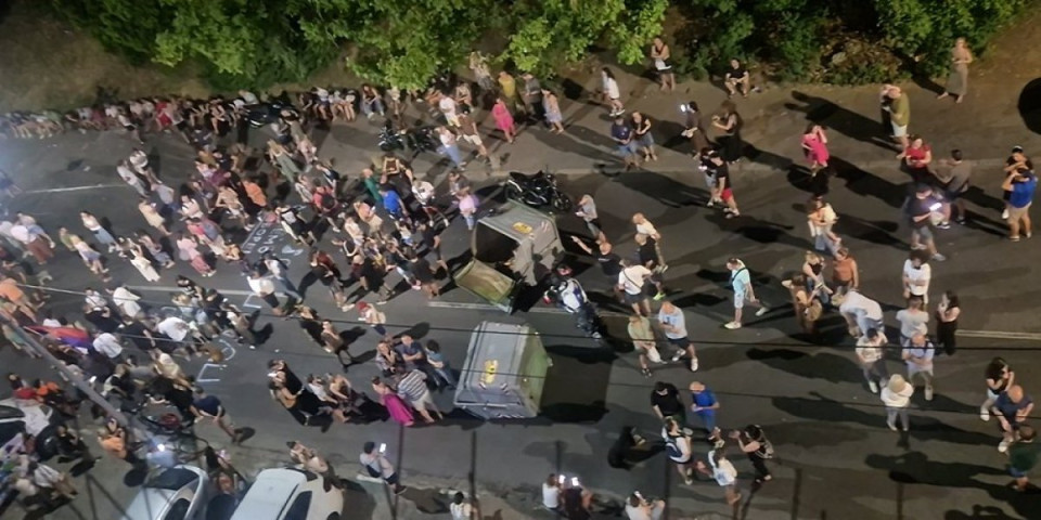 Dosta je bilo! Građani revoltirani zbog buke i haosa na ulicama - Gađali jajima blokadere! (VIDEO)