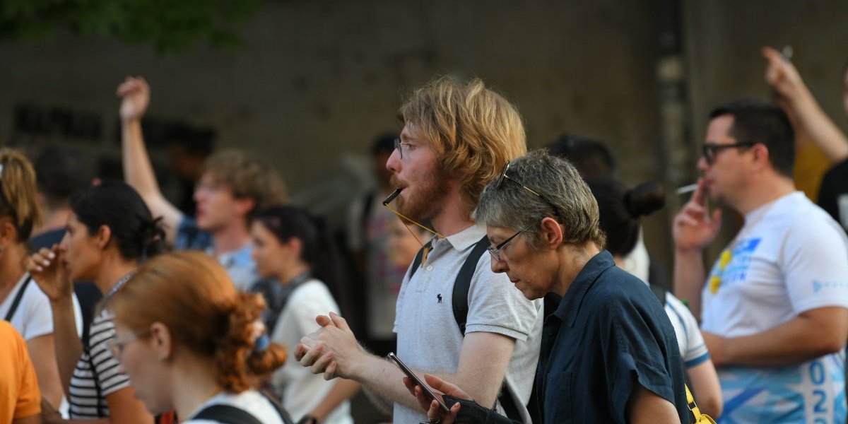 Blokaderski profesor narkoman pozirao s puškom: Ovakvi bi da vode Srbiju! (FOTO)