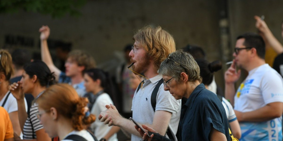 Blokaderski profesor narkoman pozirao s puškom: Ovakvi bi da vode Srbiju! (FOTO)