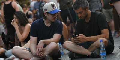 Blokaderi su počeli da se služe skandaloznim lažima ne bi li pridobili podršku građana, budući da im se ona u prethodnih nekoliko nedelja srušila kao kula od karata, pa se na ulicama širom Srbije neretko može videti samo šačica zgubidana kako maltretira narod.