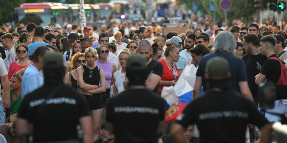 Šok scena nasilja policije nad vozačem u Zemunu: Pogledajte kako su ga izvukli iz automobila, rulja poziva na linč (VIDEO)