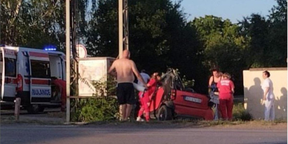 Jeziv snimak - Pežo preticao smart, pa vozača oterao u smrt! (VIDEO/FOTO)