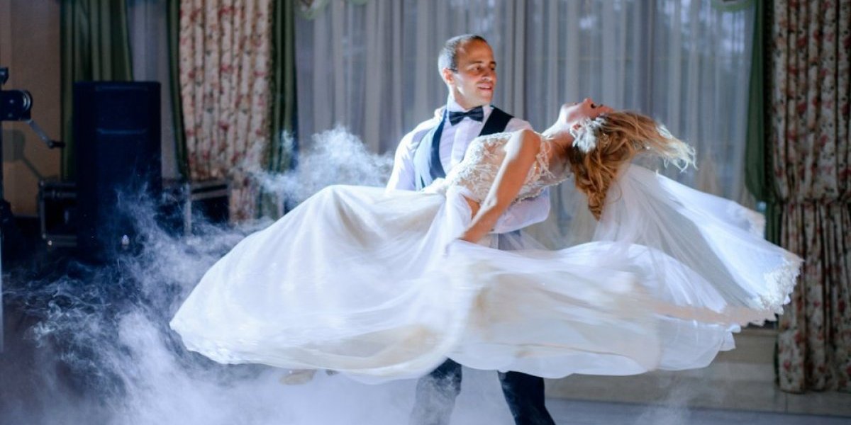 Mladenci u Srbiji mesecima vežbaju prvi ples sa instruktorima, da bi zablistali pred gostima (FOTO)