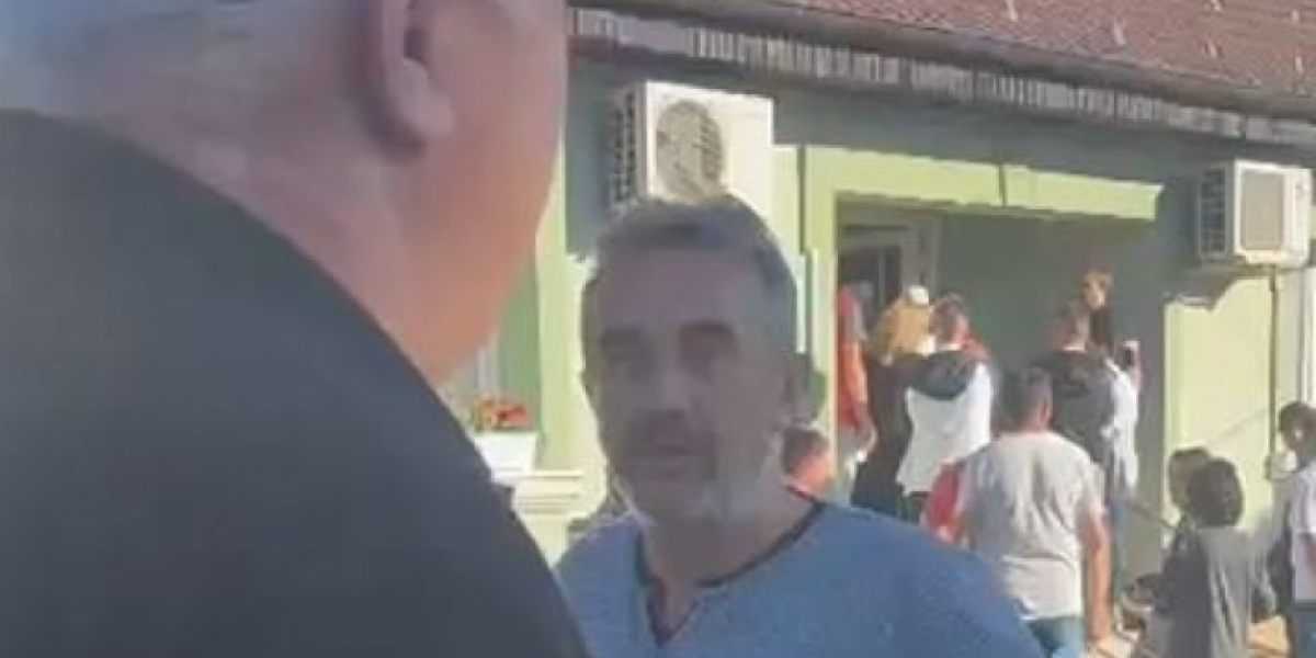Kupac glasova nasrnuo na novinara! Pogledajte šta radi aktivista opozicije u Kosjeriću (VIDEO)