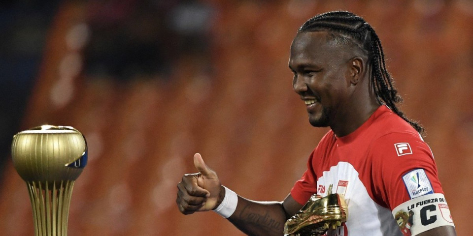 Neverovatna scena: Šepa, plače, pa povređen u 40. godini postigao gol za titulu (VIDEO)