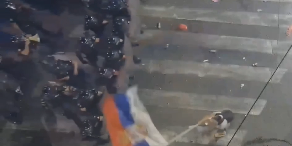 Zastavom na policiju: Ovako su blokaderi postepeno degradirali srpsku trobojku kroz demonstracije (VIDEO)