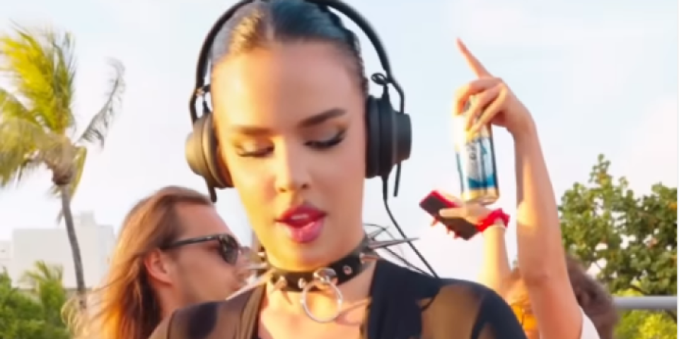 Prsata navijačica pokazala guzu u tangicama: Zovite vatrogasce, sve gori (VIDEO/FOTO)