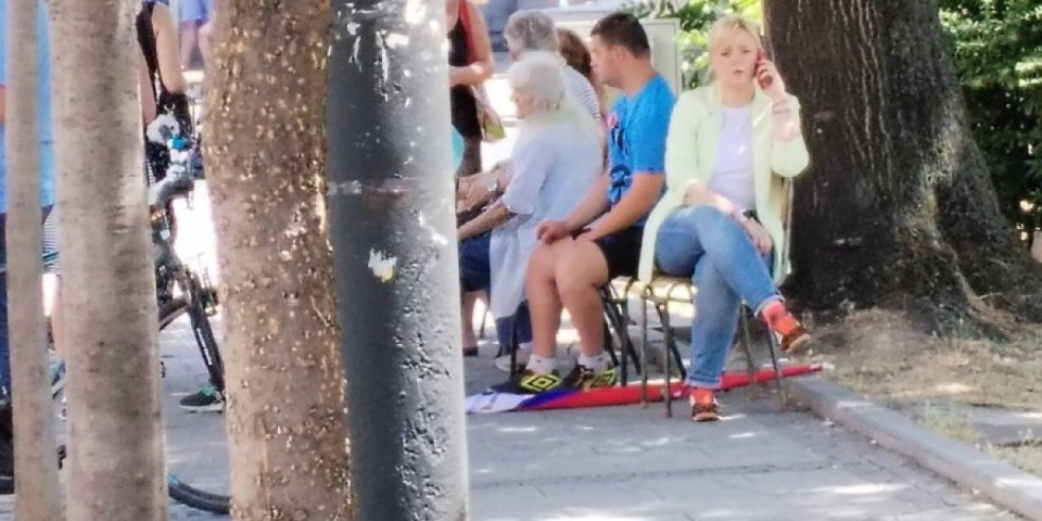 (FOTO) "Kraljevo se krčka, a Žaklina se brčka": Tatalović "nađena" svuda, osim na protestu