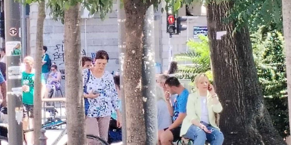 Za nju blokade ne važe: Žaklina se vozika motorom po Glavnoj u Zemunu (VIDEO)